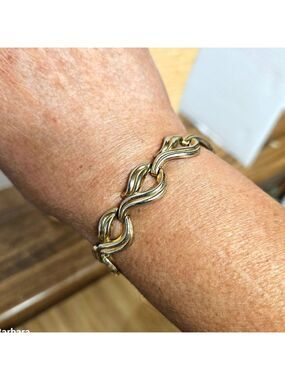 Vintage Trifari Gold-tone Ribbed Hook-shape Link Bracelet